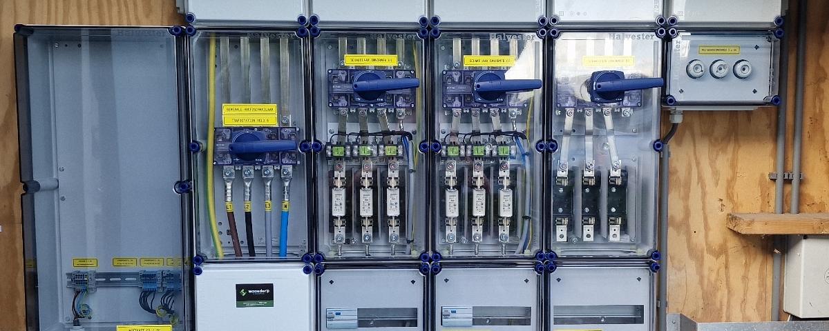 AC deel nieuwe zonnepaneelinstallatie bij Bax Speciaal drukkerij 