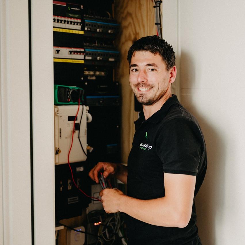 Monteur van Waasdorp voert werkzaamheden uit aan serverkast en bekabeling.