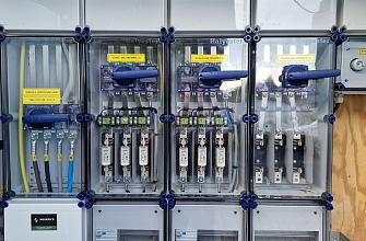 AC deel nieuwe zonnepaneelinstallatie bij Bax Speciaal drukkerij 