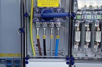 AC deel nieuwe zonnepaneelinstallatie bij Bax Speciaal drukkerij 