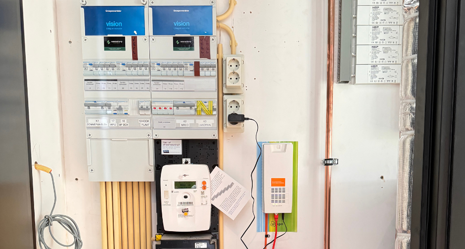 Elektrische meterkast met aangesloten verdeelpanelen, kabelmanagement en meetapparatuur.